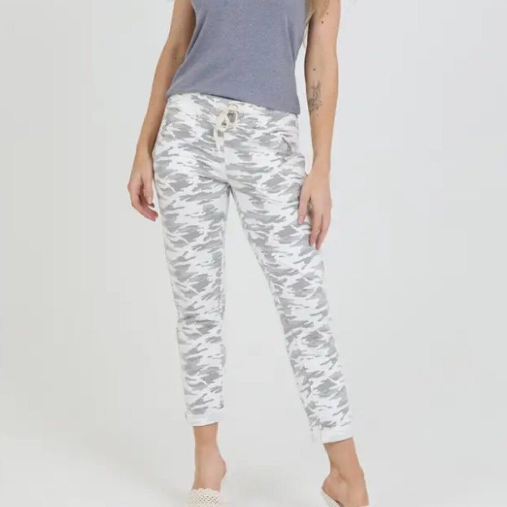 Like New! Nostalgia Women's Camo Elastic Waist Knit Jogger in Size M